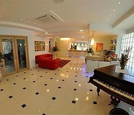 Otel Haus Charlotte 4*